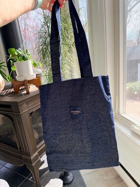 Chanel Beaute Blue & Shimmering Gold Tote. NEW in Original Beaute Box. GWP